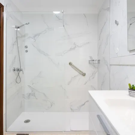 아파트 New Bright And Central With 2 Bedrooms