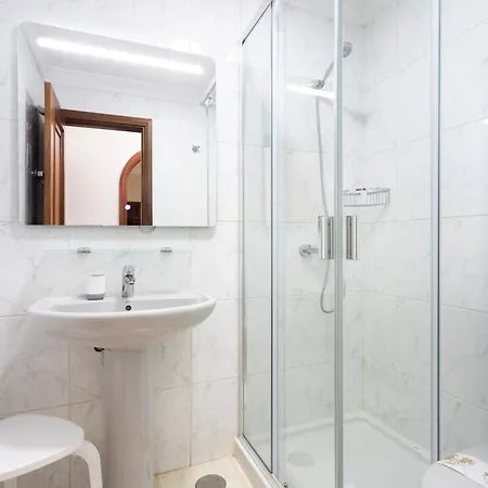 New Bright And Central With 2 Bedrooms 아파트