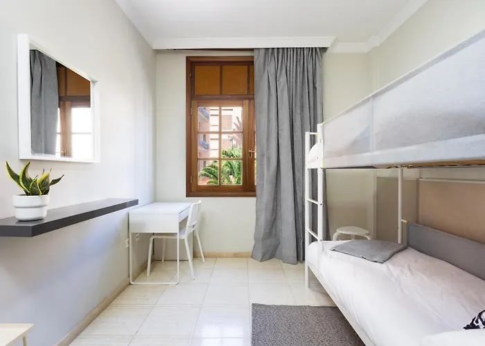 New Bright And Central With 2 Bedrooms Apartment *