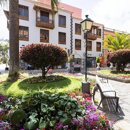 New Bright And Central With 2 Bedrooms *