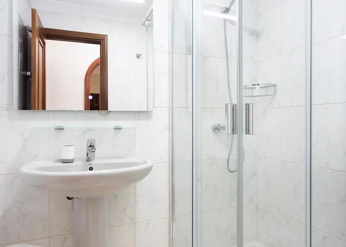 New Bright And Central With 2 Bedrooms アパート