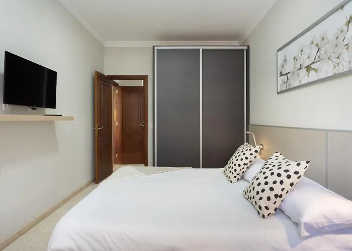 New Bright And Central With 2 Bedrooms *